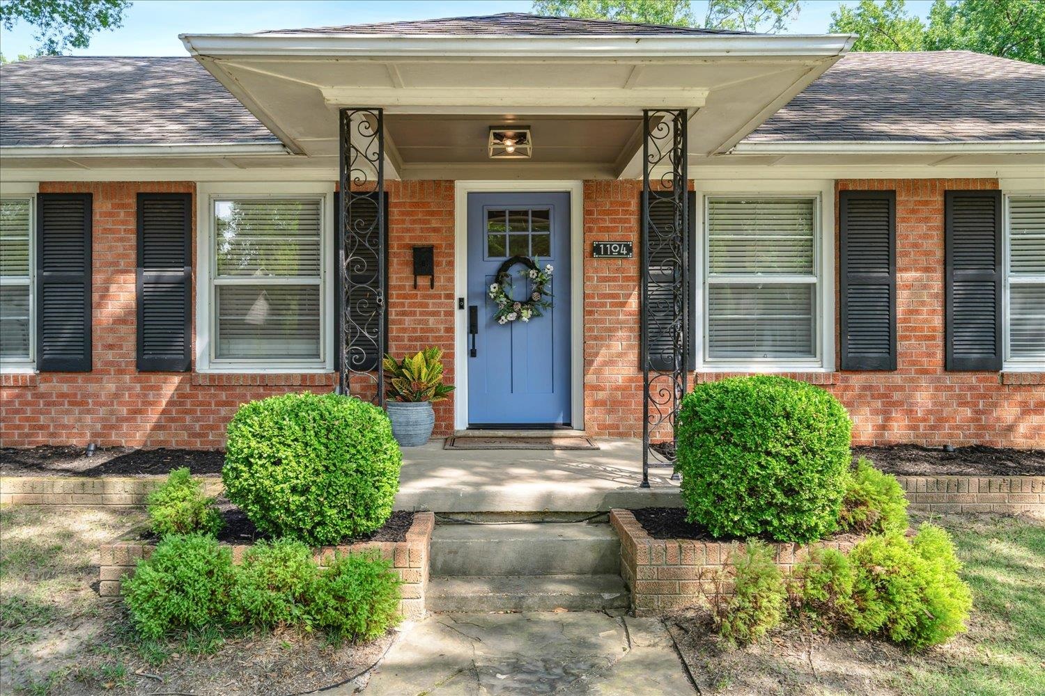 1104 West Perkins Road Memphis, TN 38117 - Photo 5 of 34 a front view of a house with garden