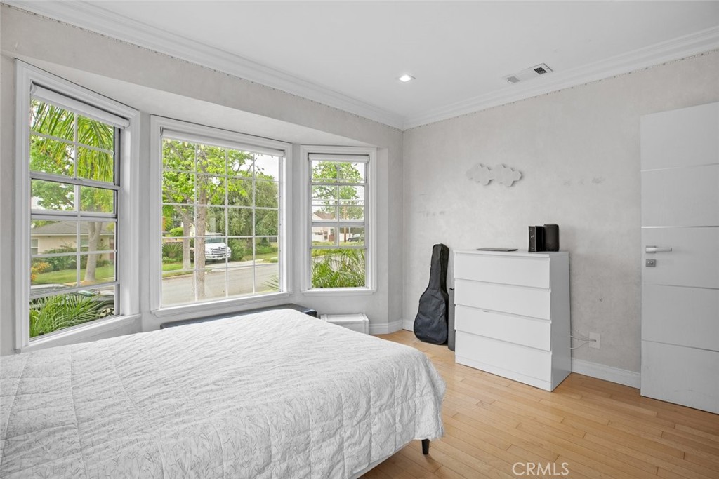 2640 North Keystone Street Burbank, CA 91504 - Photo 23 of 48 a bedroom with a bed and a large window