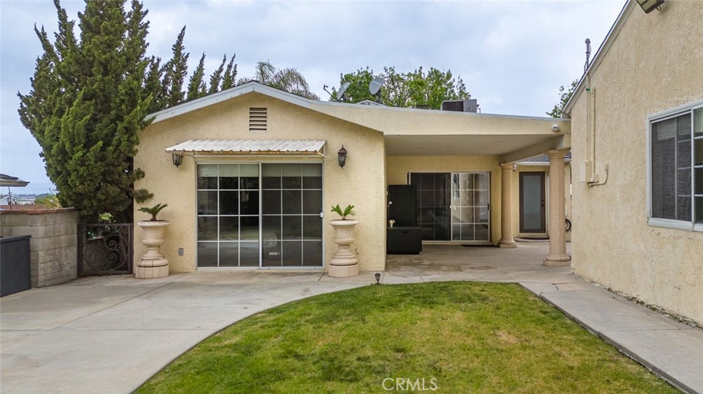 2640 North Keystone Street Burbank, CA 91504 - Photo 36 of 48 a front view of a house with a yard