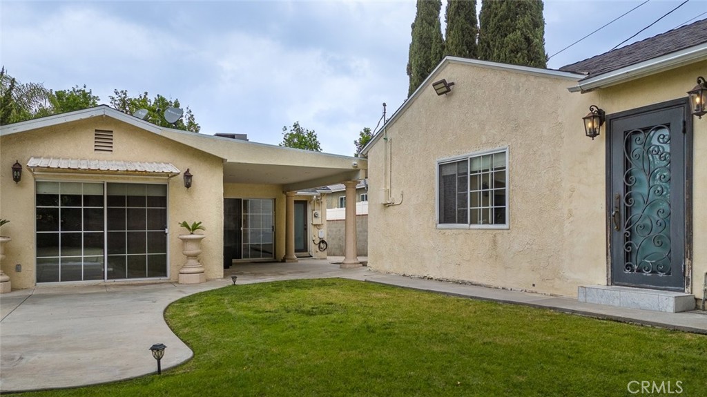 2640 North Keystone Street Burbank, CA 91504 - Photo 37 of 48 front view of a house with a yard