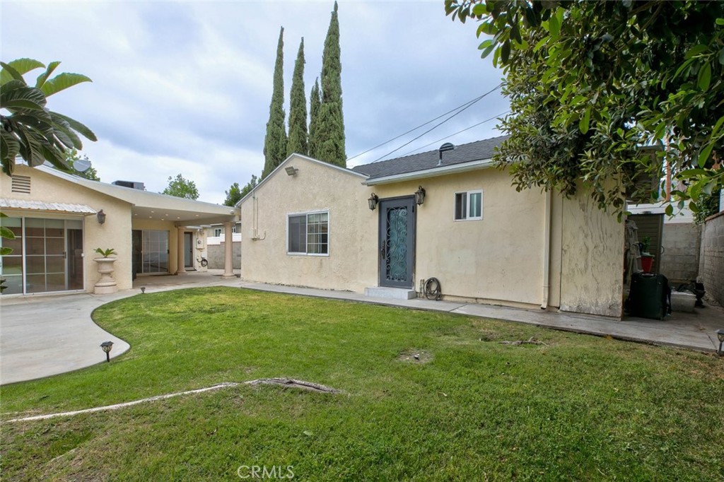 2640 North Keystone Street Burbank, CA 91504 - Photo 39 of 48 a front view of a house with a garden and yard