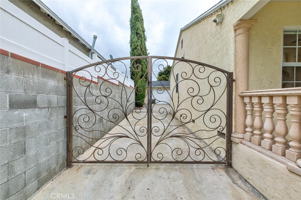 2640 North Keystone Street Burbank, CA 91504 - Photo 4 of 48 a view of door with a wooden fence