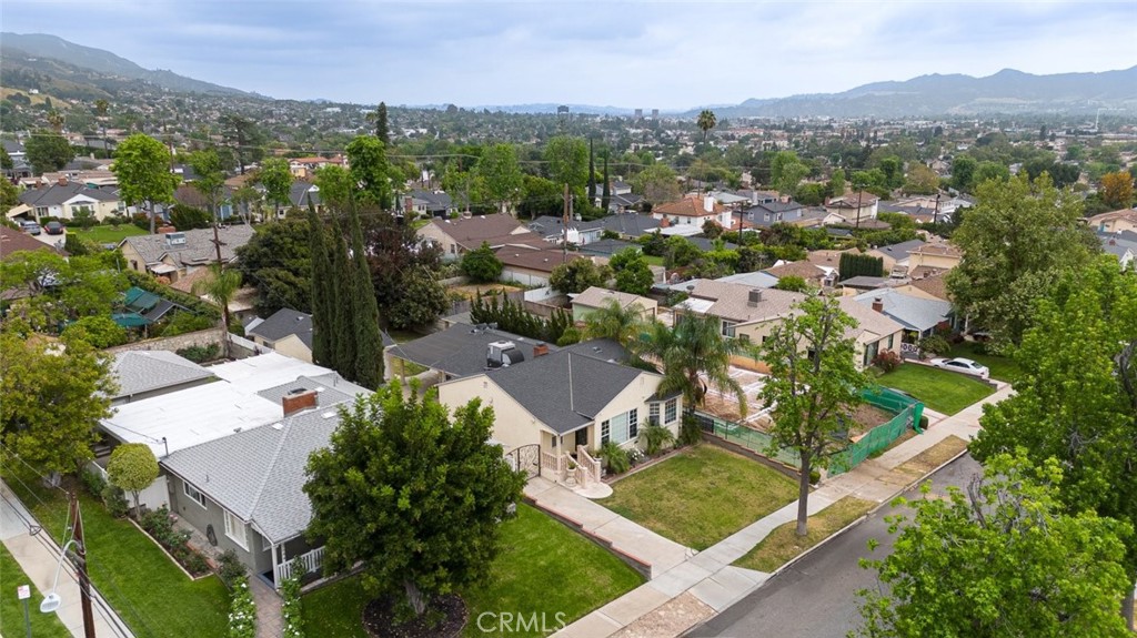 2640 North Keystone Street Burbank, CA 91504 - Photo 47 of 48 an aerial view of residential houses with outdoor space and river