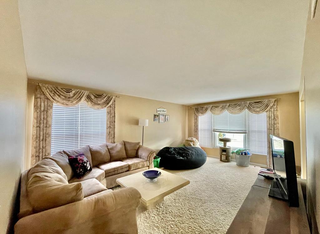 1236 Sagebrush Trail Cary, IL 60013 - Photo 2 of 17 a living room with furniture window and a table