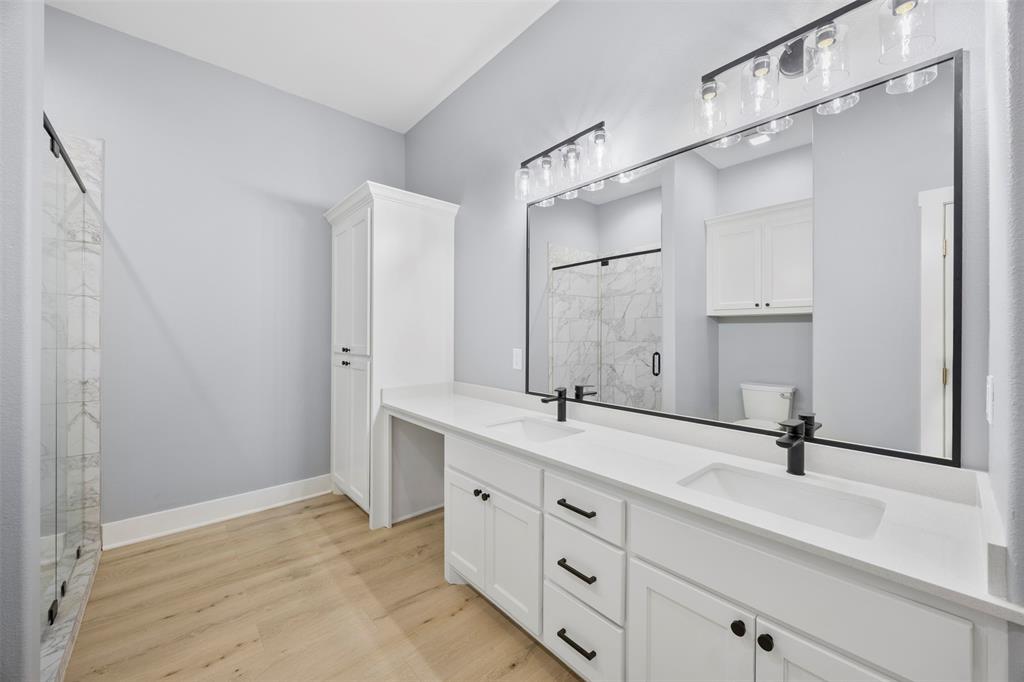 121 Brazier Road Ennis, TX 75119 - Photo 15 of 31 a bathroom with a sink and a mirror