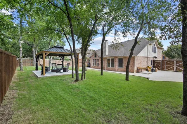 a view of a house with a backyard