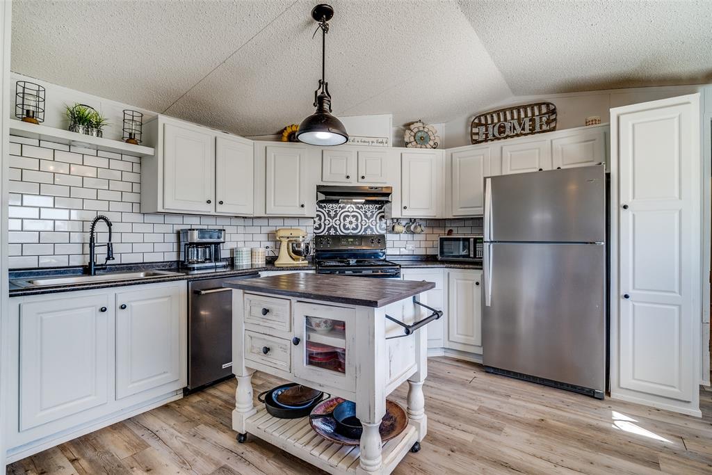 212 Farmhouse Road Springtown, TX 76082 - Photo 2 of 12