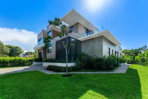 $7,295,000 | 4430 Nautilus Drive, Miami Beach, FL 33140
