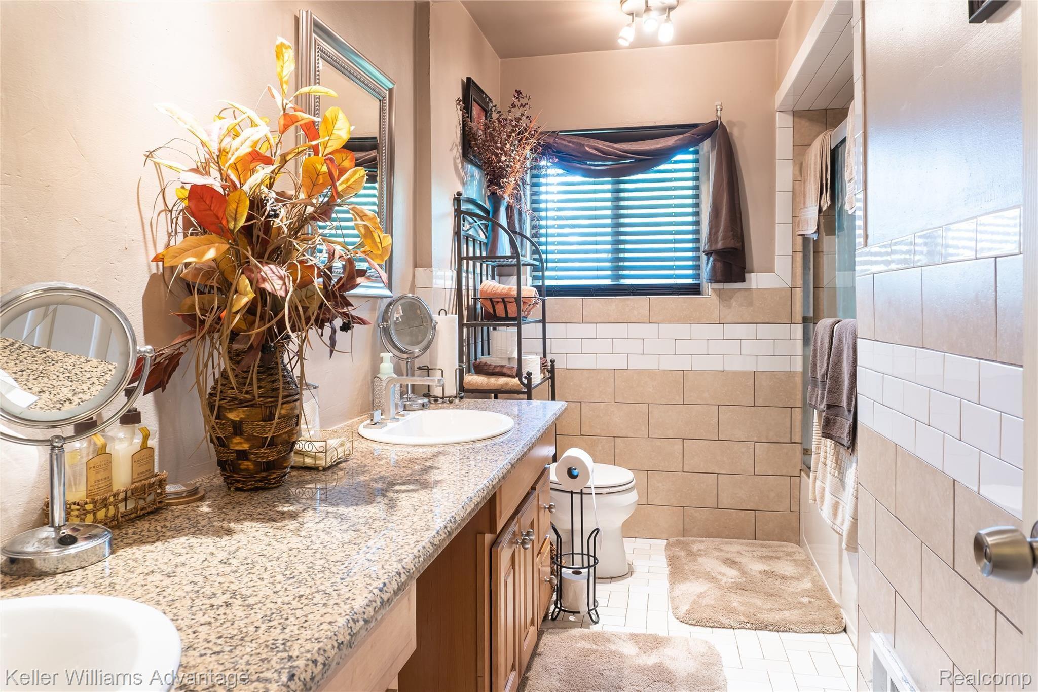 26073 Drake Road Farmington, MI 48331 - Photo 24 of 39 DrakeRd_26073_FullBath_01.jpg