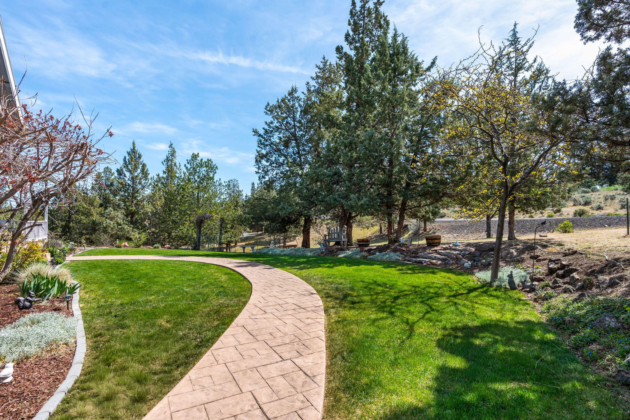505 Southeast Rancho Lane Madras, OR 97741 - Photo 7 of 72 Front yard/walk