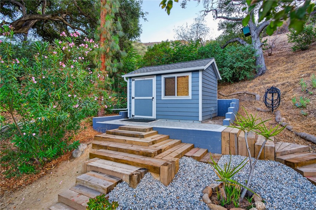 7576-7582 McGroarty Terrace Los Angeles, CA 91042 - Photo 45 of 47 a backyard of a house with seating space