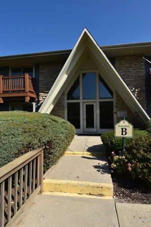 $189,900 | 300 Opatrny Drive, Unit 123, Fox River Grove, IL 60021