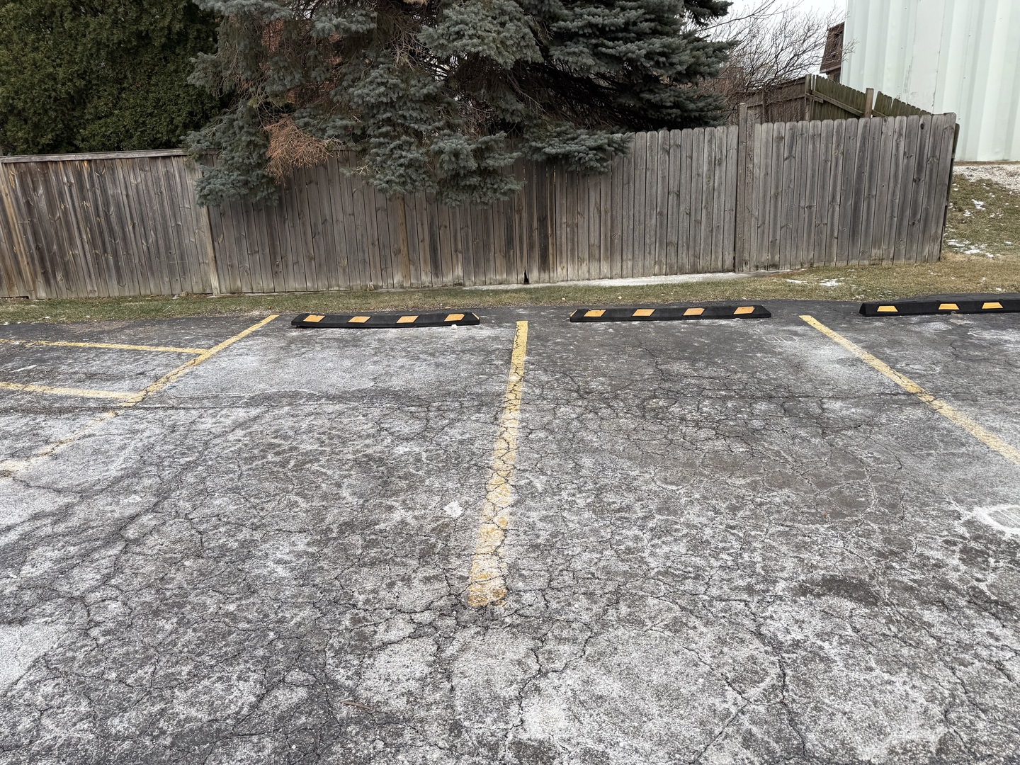 4208 Central Road, Unit 4F Glenview, IL 60025 - Photo 11 of 11 a backyard of a house with lots of green space