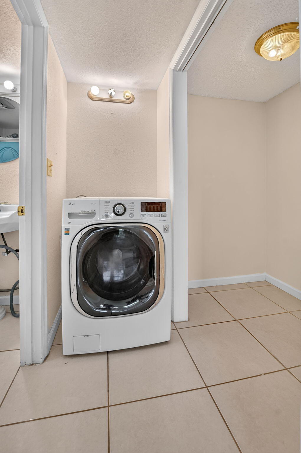 9826 Marina Boulevard, Unit 1029 Boca Raton, FL 33428 - Photo 22 of 34 Combination Washer/Dryer