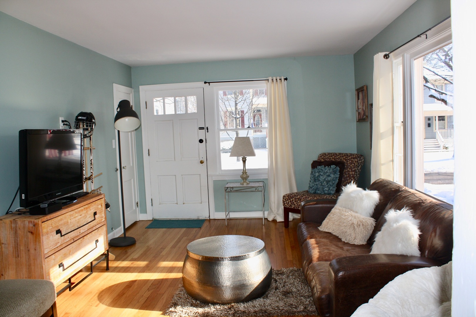 321 North Wright Street Naperville, IL 60540 - Photo 5 of 23 a living room with furniture and a flat screen tv
