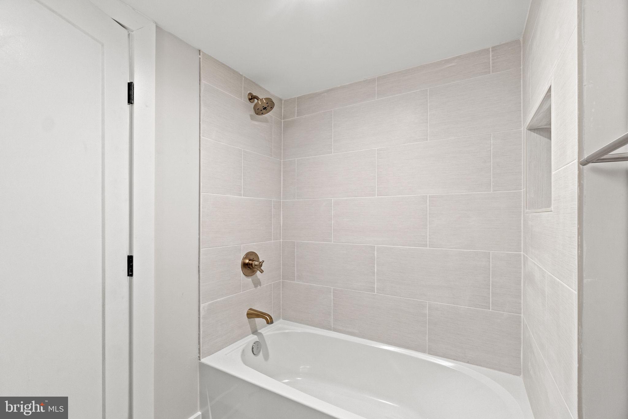 92 R Street Northwest Washington, DC 20001 - Photo 30 of 36 a bathroom with a bathtub