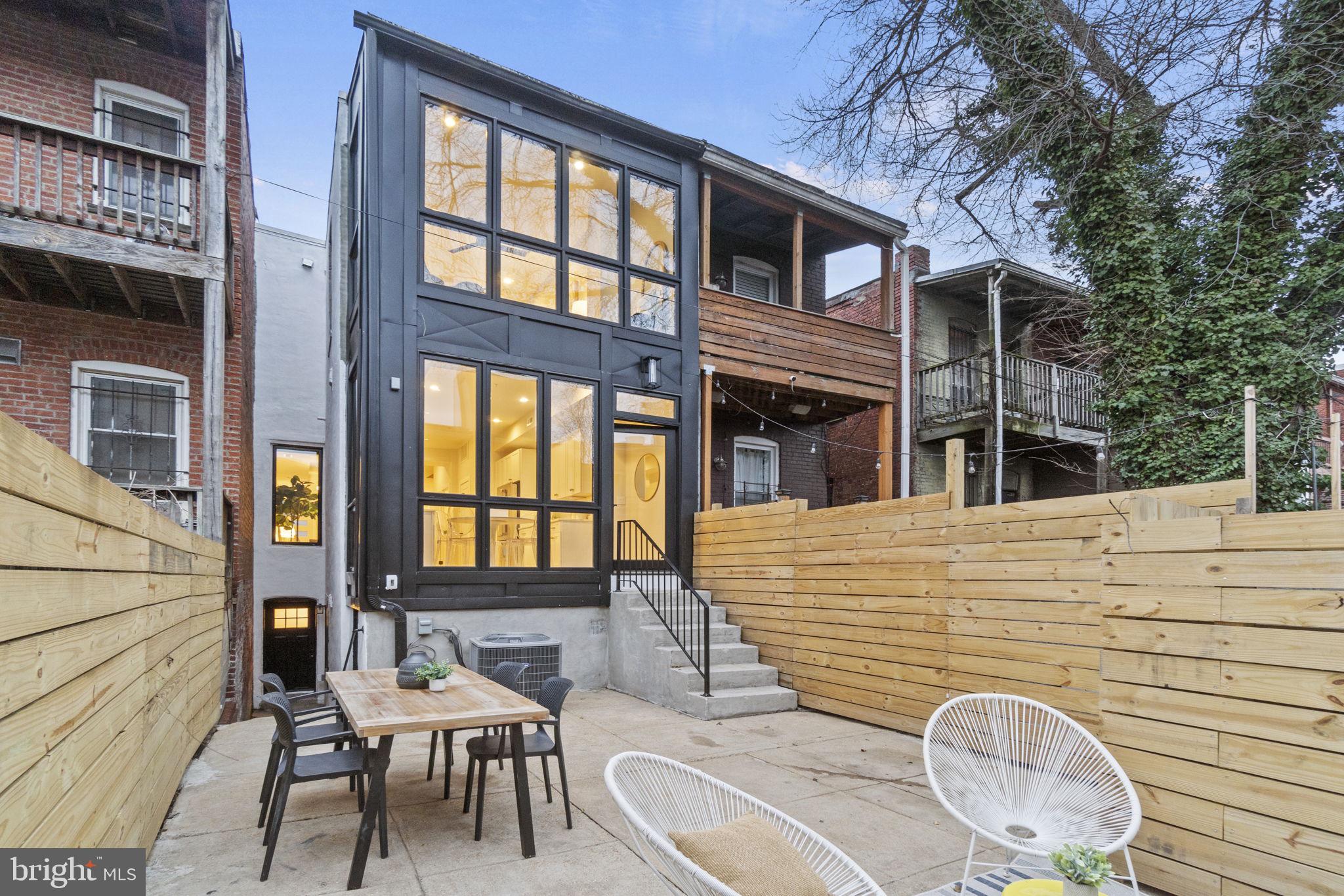 92 R Street Northwest Washington, DC 20001 - Photo 31 of 36 a backyard of a house with table and chairs