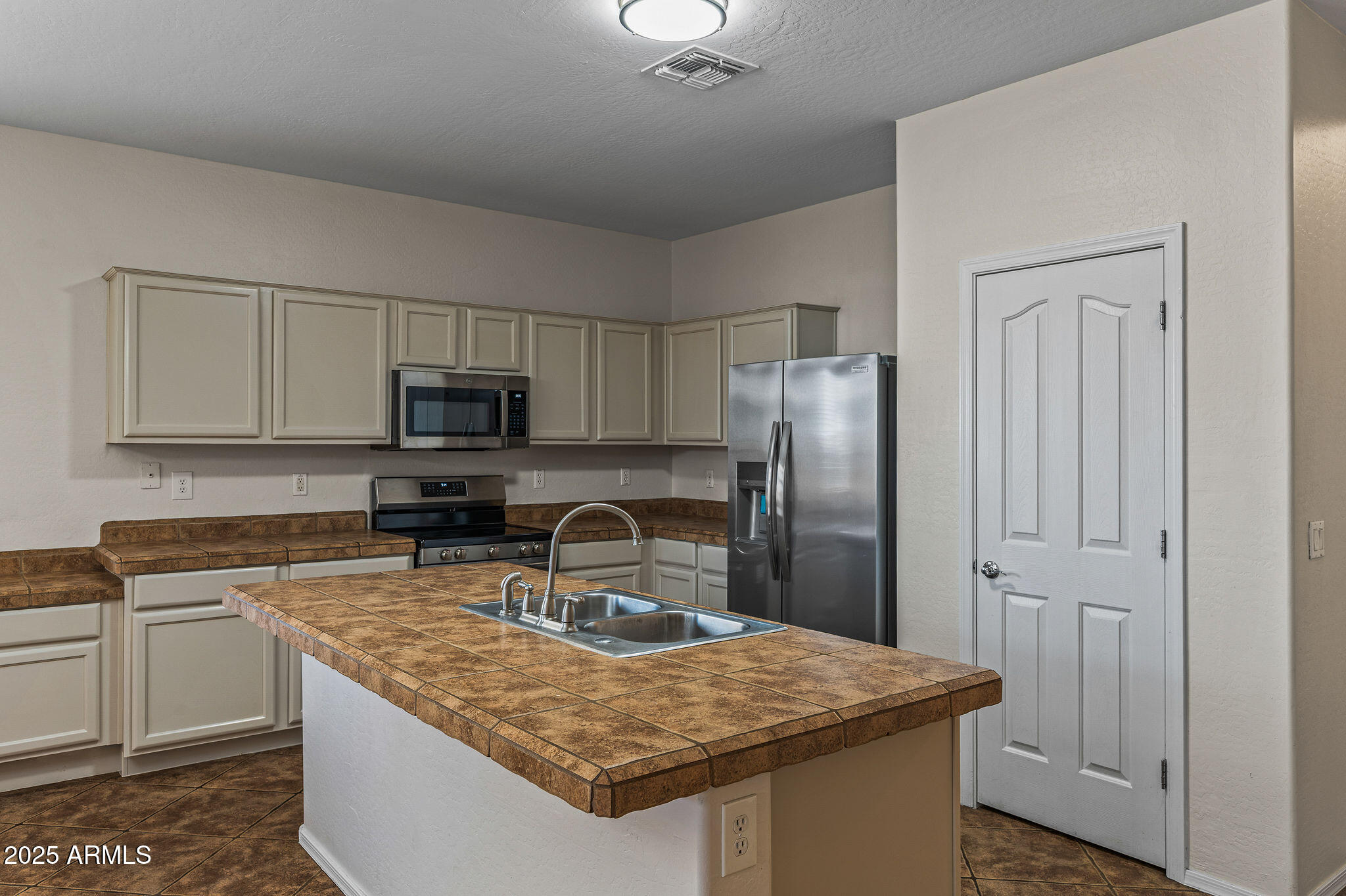 45305 Miramar Road Maricopa, AZ 85139 - Photo 11 of 57 45305WMiramarRd-11