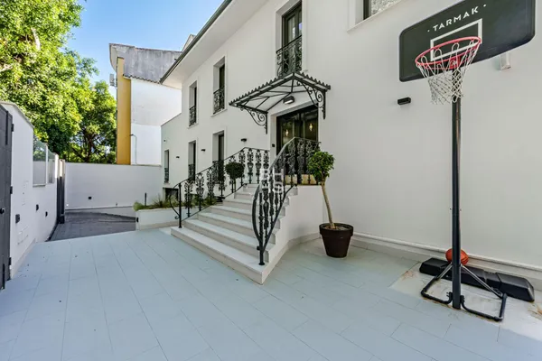 a view of an entryway with wooden fence