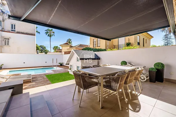 a dinning table and chairs in the patio