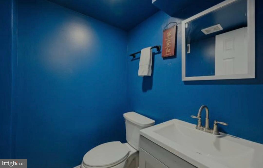 401 South Ann Street Baltimore, MD 21231 - Photo 25 of 30 a bathroom with a toilet a sink and mirror