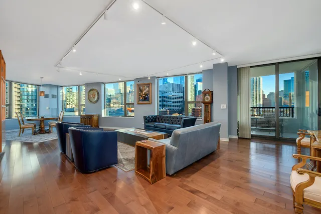 $1,000,000 | 501 North Clinton Street, Unit 903, Chicago, IL 60654