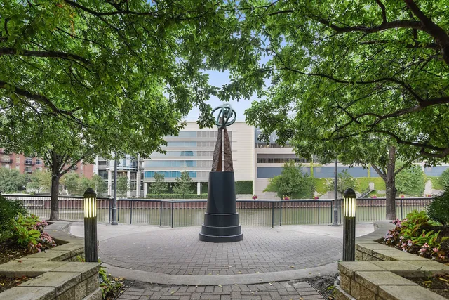 $1,000,000 | 501 North Clinton Street, Unit 903, Chicago, IL 60654