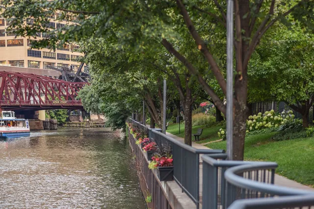 $1,000,000 | 501 North Clinton Street, Unit 903, Chicago, IL 60654