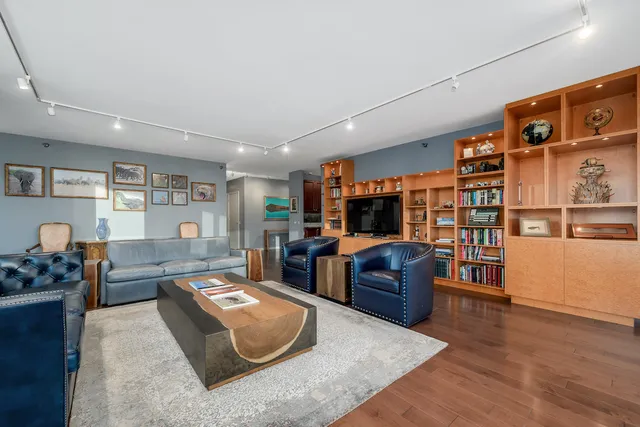 $1,000,000 | 501 North Clinton Street, Unit 903, Chicago, IL 60654