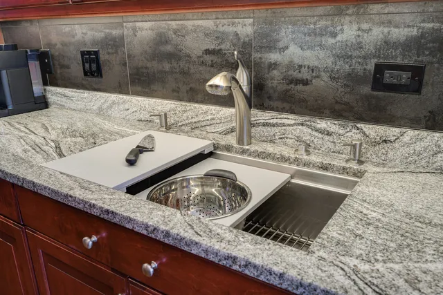 $1,000,000 | 501 North Clinton Street, Unit 903, Chicago, IL 60654