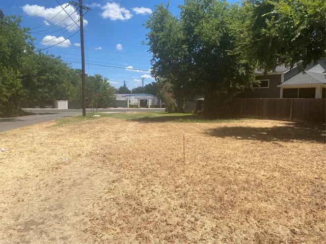 a view of a yard with a house