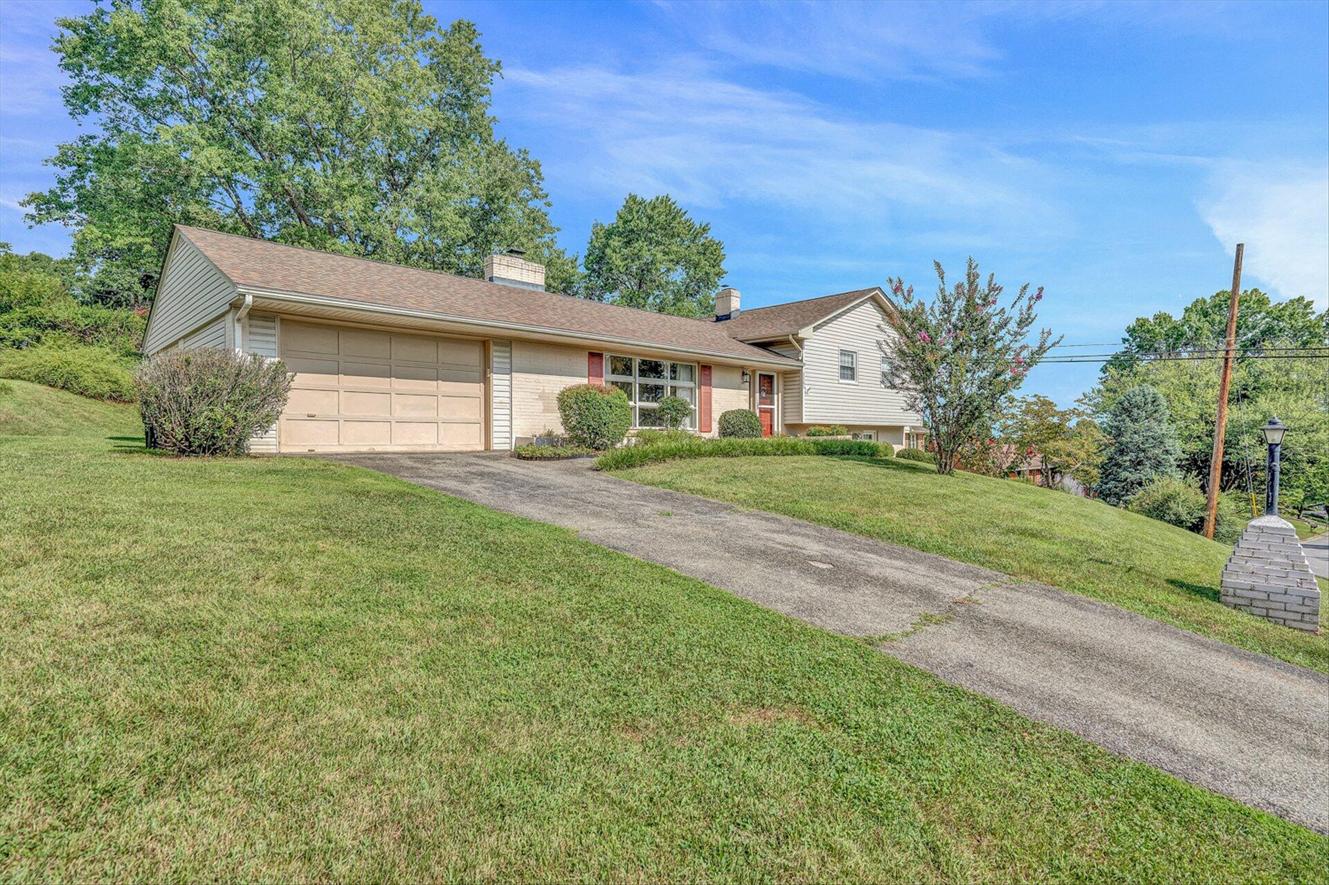 3203 Longhorn Road Roanoke, VA 24018 - Photo 2 of 27 02-DSC1819