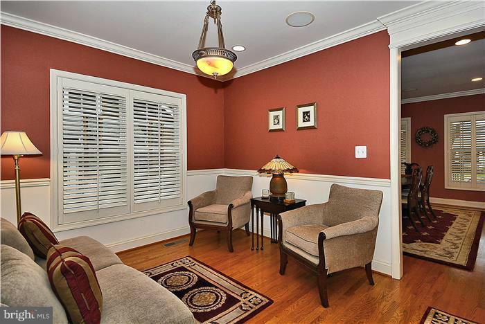 803 Silver Spring Avenue Silver Spring, MD 20910 - Photo 5 of 29 Living Room