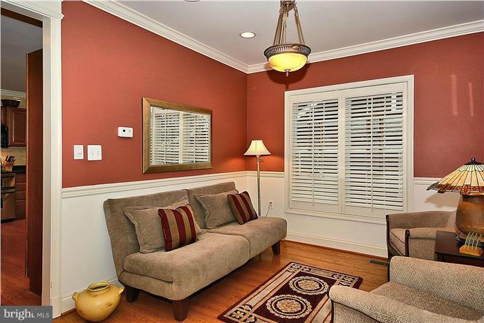 803 Silver Spring Avenue Silver Spring, MD 20910 - Photo 6 of 29 Living Room