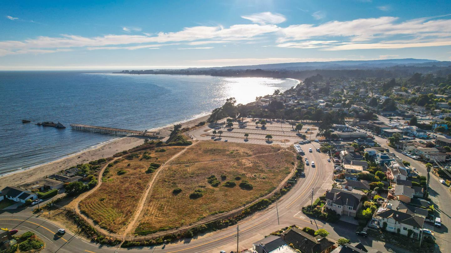 202 Seacliff Drive Aptos, CA 95003 - Photo 35 of 36 a view of a sky from a balcony