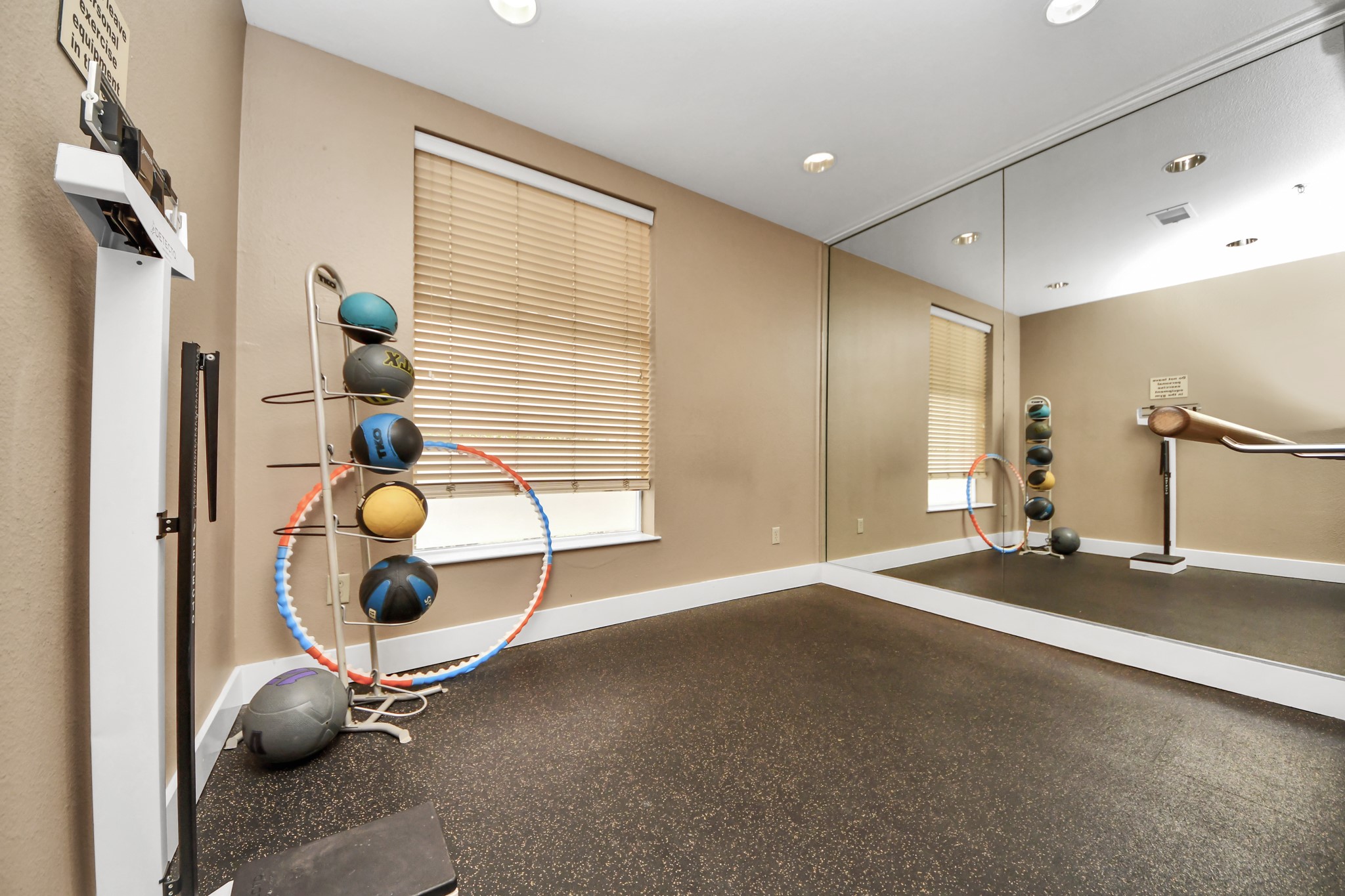3505 Sage Road, Unit 604 Houston, TX 77056 - Photo 33 of 40 a view of a room with gym equipment