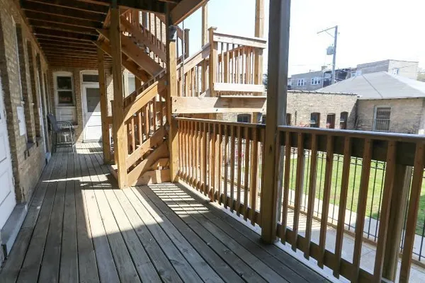 $2,250 | 1923 West Winnemac Avenue, Unit 1, Chicago, IL 60640