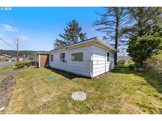 a view of a house with backyard