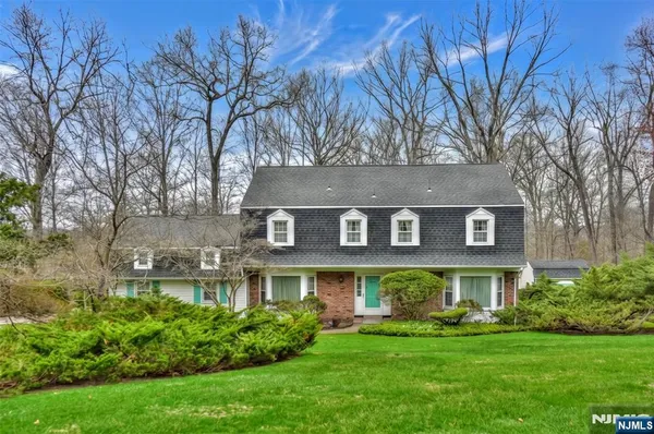 $1,099,000 | 19 Aldbury Drive, Upper Saddle River, NJ 07458