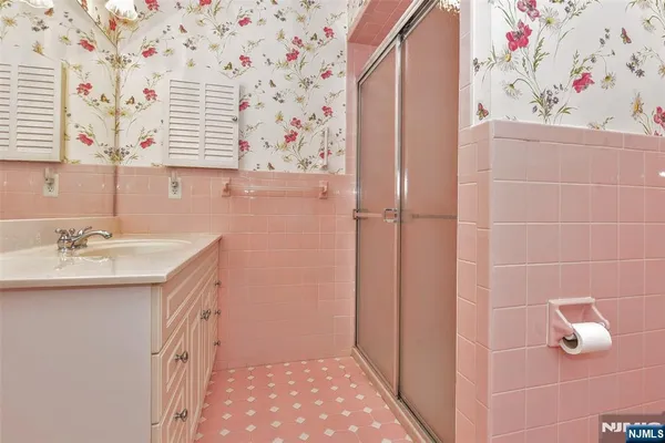 $1,099,000 | 19 Aldbury Drive, Upper Saddle River, NJ 07458