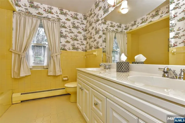 $1,099,000 | 19 Aldbury Drive, Upper Saddle River, NJ 07458