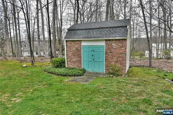 $1,099,000 | 19 Aldbury Drive, Upper Saddle River, NJ 07458