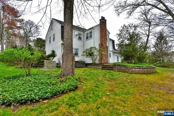 $1,099,000 | 19 Aldbury Drive, Upper Saddle River, NJ 07458