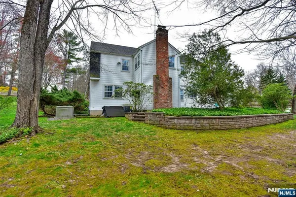 $1,099,000 | 19 Aldbury Drive, Upper Saddle River, NJ 07458