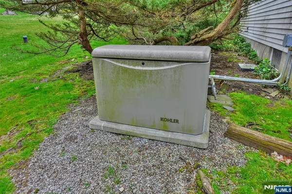 $1,099,000 | 19 Aldbury Drive, Upper Saddle River, NJ 07458