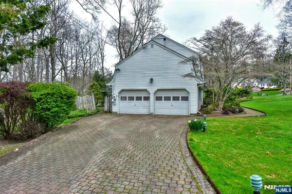 $1,099,000 | 19 Aldbury Drive, Upper Saddle River, NJ 07458