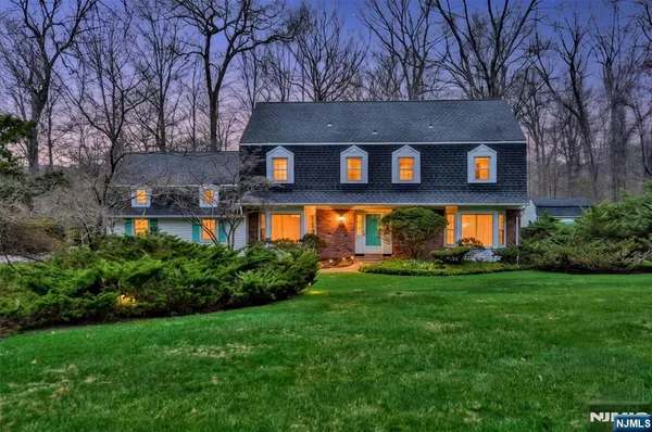$1,099,000 | 19 Aldbury Drive, Upper Saddle River, NJ 07458