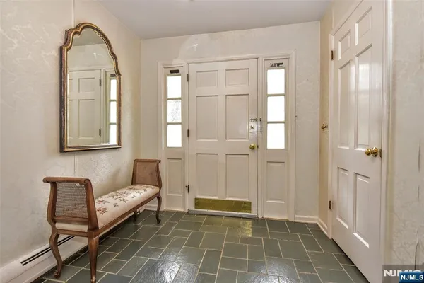 $1,099,000 | 19 Aldbury Drive, Upper Saddle River, NJ 07458