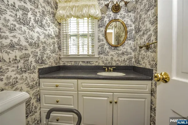 $1,099,000 | 19 Aldbury Drive, Upper Saddle River, NJ 07458