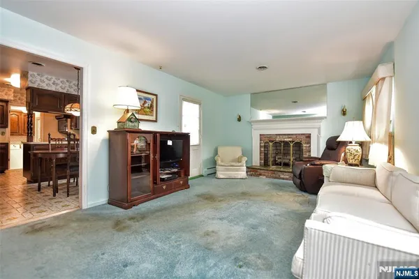 $1,099,000 | 19 Aldbury Drive, Upper Saddle River, NJ 07458